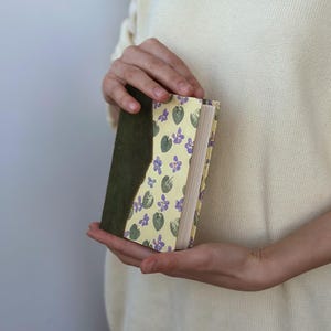 日記帳、ポケットトラベルブック、レザージャーナルは彼女へのプレゼントに最適です。コンパクトなサイズなのでどこにでも持ち運びが簡単です。