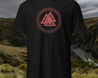 Pode incluir: Camiseta preta com um gráfico vermelho do símbolo Vegvisir, um símbolo direcional nórdico, rodeado por um design circular.