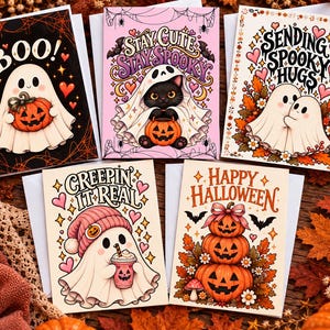 Könnte beinhalten: Fünf rechteckige Halloween-Grußkarten mit Illustrationen von Geistern, schwarzen Katzen und Kürbissen. Die Designs enthalten die Texte BOO, STAY CUTE STAY SPOOKY, SENDING SPOOKY HUGS, CREEPIN IT REAL und HAPPY HALLOWEEN mit herbstlichen Motiven.