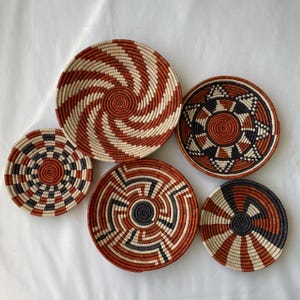 Boho väggkorg set om 5, afrikanska väggkorgar, neutral och jordnära väggkonst, handvävda väggkorgar, vägghängande korgar, korgväggdekor