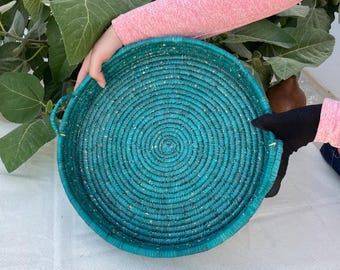 Handgemaakt boho dienblad van palmvezel: rustiek groen poef en salontafeldecor