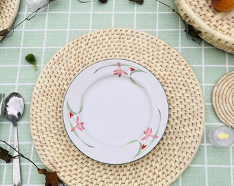 Conjunto de jogos americanos trançados à mão, pratos de apresentação boho, jogo americano redondo de junco e folha de palmeira para mesa de fazenda, decoração rústica para mesa de casamento.