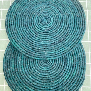 Boho palm leaf green placemats, natural placemat, round placemat, hand woven placemat, handmade placemat, table placemat, rustic table decor