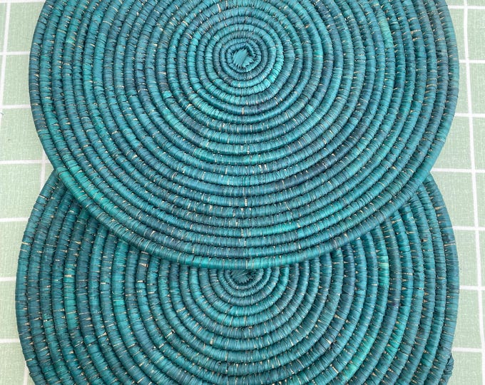 Boho palm leaf green placemats, natural placemat, round placemat, hand woven placemat, handmade placemat, table placemat, rustic table decor