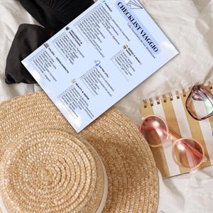 Può includere: Una lista di controllo di viaggio intitolata "CHECKLIST VIAGGIO", con categorie per farmaci, documenti, abbigliamento e articoli di bellezza. L'immagine include un cappello di paglia, occhiali da sole e un taccuino a righe dorate.