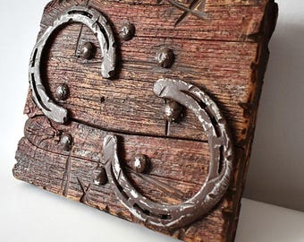 Rustic Western Barnboard Trivet with Stylish Horseshoe design