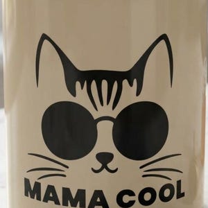 Taza de cerámica rosa con el mensaje "Funny Mama Cool Mom", ideal para amantes de los gatos, regalo para mamás, gatitos y café con humor. Tazas duraderas de 11 oz y 15 oz, libres de BPA.