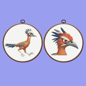 Peut inclure: Deux cerceaux à broder avec des motifs de point de croix d'un oiseau de dessin animé. L'oiseau à gauche est debout sur ses pattes et fait face à droite. L'oiseau à droite est un gros plan de la tête de l'oiseau faisant face à gauche.