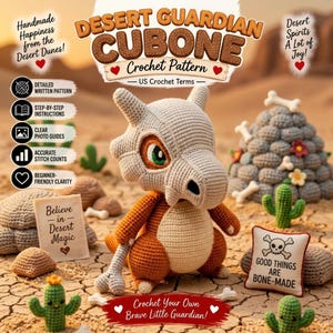 Op de afbeelding: Een haakpatroon voor een Desert Guardian Cubone, met een beige en bruin wezen met een schedelachtig hoofd, groene ogen en een bot-accessoire. De afbeelding bevat tekst, kleine gehaakte cactussen, een stapel stenen en een bordje met de tekst Believe in Desert Magic.