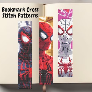 Puede incluir: Tres patrones de punto de cruz para marcapáginas con diseños de superhéroes. El de la izquierda muestra un traje negro y rojo, el central uno rojo y azul, y el de la derecha uno blanco y rosa. El texto Bookmark Cross Stitch Patterns es visible.