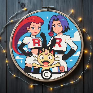 Op de afbeelding: Een cirkelvormig kruissteekontwerp met twee personages in witte uniformen met een rode "R" op de borst, één met rood haar, de ander met paars. Een geel katachtig wezen staat in het midden. De achtergrond is blauw.