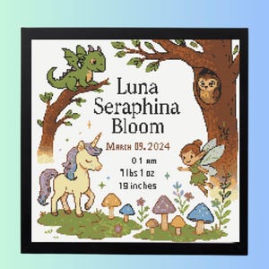 Könnte beinhalten: Kreuzstich-Kunstwerk in einem schwarzen Rahmen mit einer Fantasieszene. Ein grüner Drache sitzt auf einem Ast, ein Einhorn steht darunter und eine Fee fliegt in der Nähe. Text: "Luna Seraphina Bloom, March 09, 2024, 01 AM, 48 cm, 48 cm."