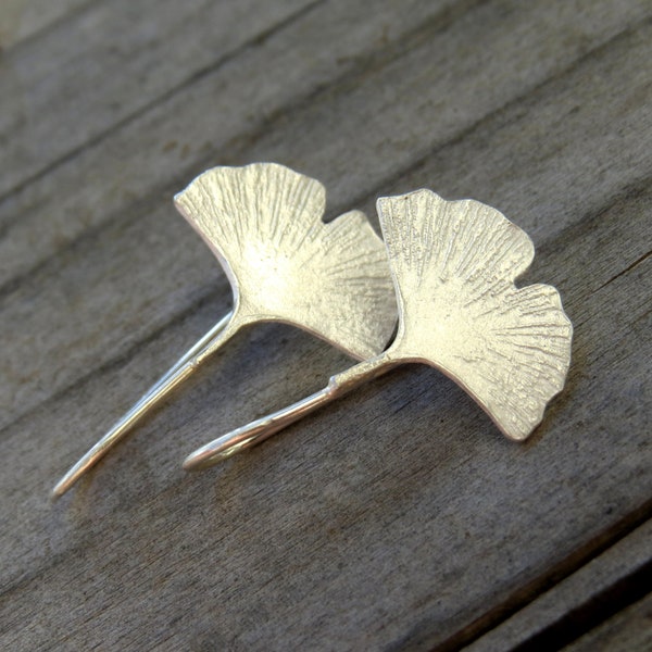 Zierliche Ginkgo Ohrringe, Gingko Blatt Ohrringe, echtes Blatt Schmuck, witchy Ohrringe