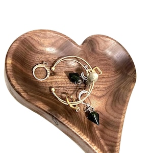 Das schön gebogene Tablett aus Nussbaum in Herzform verbessert die Holzmaserung und kann als Auffangschale für Schlüssel, Schmuck oder andere Kleinigkeiten verwendet werden