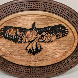 Adelaar cribbagebord – handgemaakt houten spel met berglandschap en opbergruimte voor kaarten en kaarten