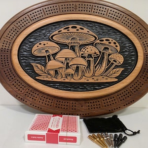 Tavola da cribbage artigianale con motivo a funghi.