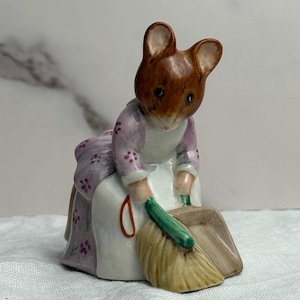 Beatrix Potter Hunka Munka Sweeping Figurine Beswick England 1977, Mouse with Broom & Dustpan, Vintage Potter Collectible