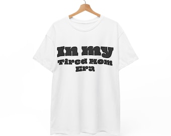 Koszulka z nadrukiem Tired Mom Era, zabawna koszulka dla mamy, prezent dla mamy, koszulka z napisem Self-Care, odzież codzienna, humor macierzyński, idealna na urodziny