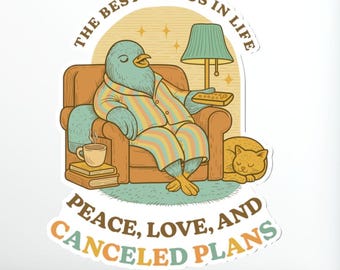 Adesivo de Paz, Amor e Planos Cancelados - Adesivo de Vinil Pombo Aconchegante de Pijama para Introvertidos, Adesivo para Laptop, Presente de Autocuidado