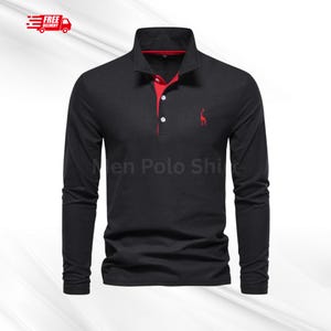 Puede incluir: Polo negro de manga larga con cuello y tapeta de botones rojos. Presenta un pequeño logotipo rojo bordado de una jirafa. El texto "Men Polo Shirt" es visible en la camisa.