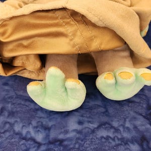 Yoda Stuffed Animal 15 inches with Robe Soft Plush Bear, Gift for Star Wars Lover, Baby Yoda Soft Stuffed Animal, Gift for Birthday bild 5
