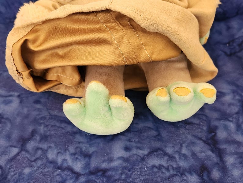 Yoda Stuffed Animal 15 inches with Robe Soft Plush Bear, Gift for Star Wars Lover, Baby Yoda Soft Stuffed Animal, Gift for Birthday bild 5