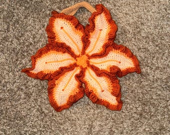 Bolso de lirios de ganchillo