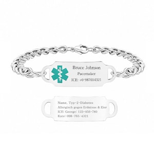 Könnte beinhalten: Ein silberfarbenes medizinisches Notfallarmband mit Gliederkette und rechteckiger Identifikationsplatte. Die Platte zeigt ein türkisfarbenes Stern-des-Lebens-Symbol und den Text: Bruce Johnson, Pacemaker, ICE: +0 987654321. Eine zweite Platte zeigt: Name, Typ-2-Diabetes, Allergisch gegen Erdnüsse & Eier, ICE: George: 123-456-789, Kate: 098-765-4321.