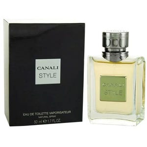 Puede incluir: Un juego de botella y caja de perfume. La botella es transparente y rectangular con una tapa plateada. La caja es negra con las palabras "CANALI STYLE" impresas. La botella contiene 50 ml de perfume.