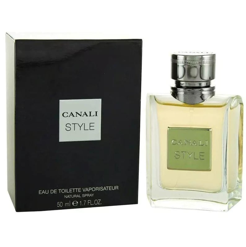 Puede incluir: Un juego de botella y caja de perfume. La botella es transparente y rectangular con una tapa plateada. La caja es negra con las palabras "CANALI STYLE" impresas. La botella contiene 50 ml de perfume.