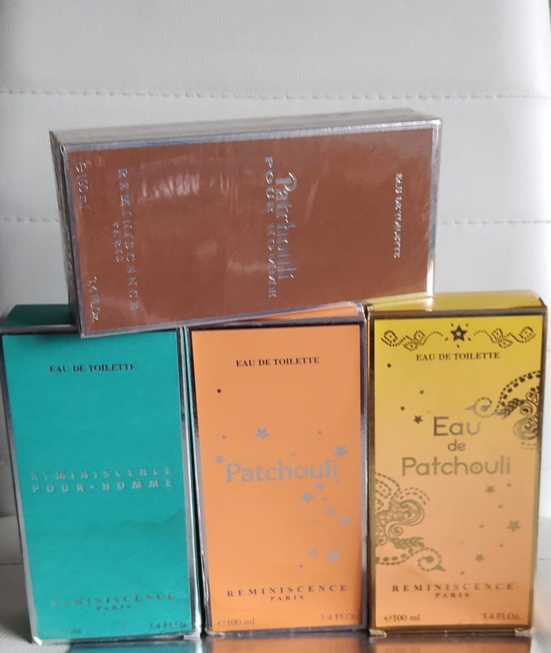 Puede incluir: Una colecci&oacute;n de cajas de perfume "Patchouli" y "Reminiscence" con "Eau de Toilette". Las cajas son de color marr&oacute;n, turquesa, naranja y amarillo. Cada caja contiene 100 ml de perfume.