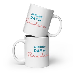 Another Day in Paradise - シンプルで美しいブルーとピンクのタイポグラフィーデザイン コーヒーティーマグ - 11オンスまたは20オンスのサイズオプション