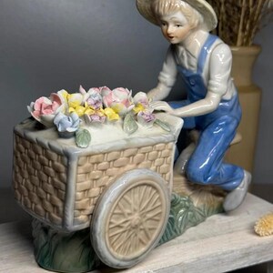 Vintage porseleinen beeldje jongen met bloemenkar – handgeschilderd ornament