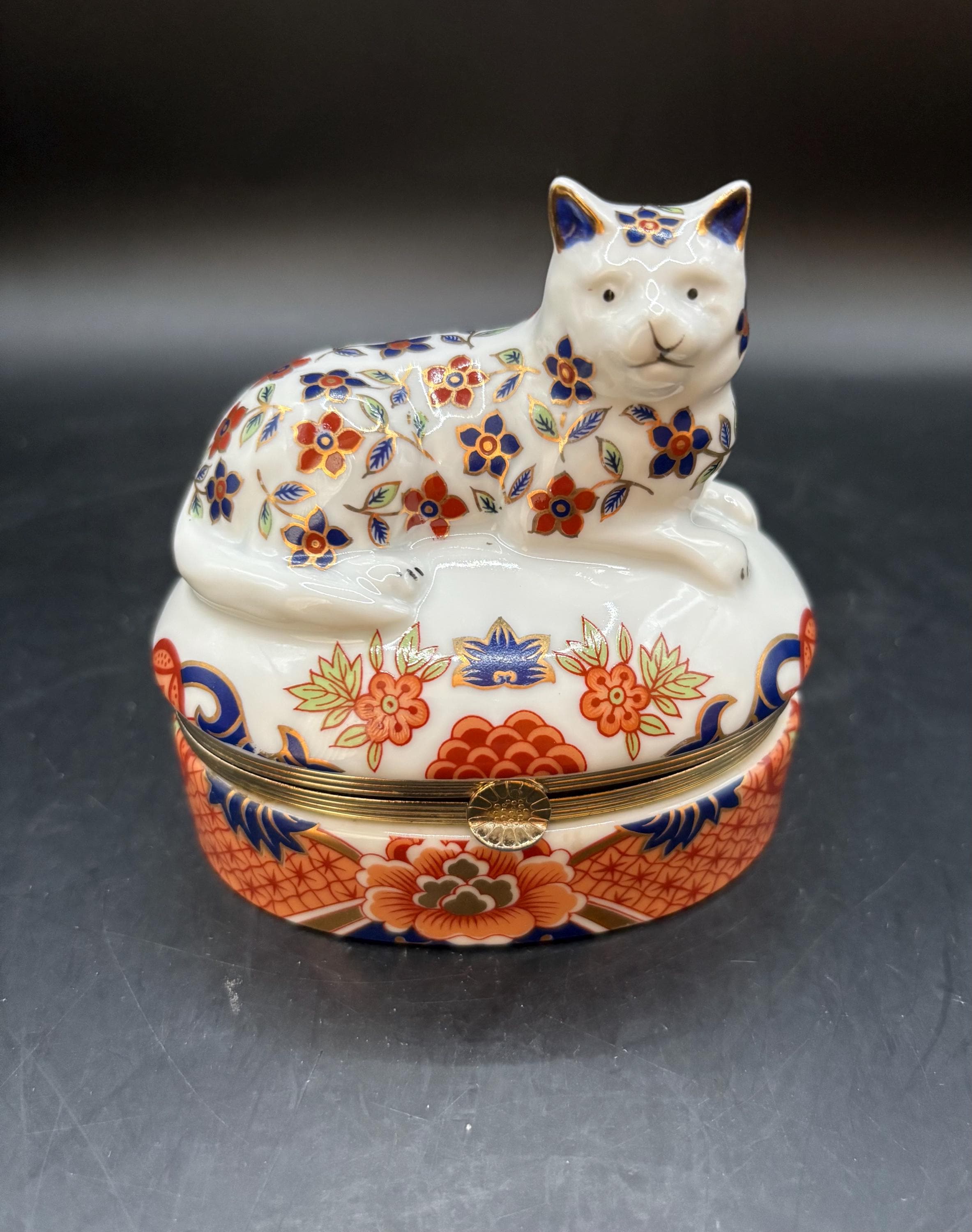 伊万里　猫　ネコ　ねこ　置物 伊万里 眠り猫 金鈴 牡丹花文様 置物 縁起物 ねこ | 一丁目ねこ番地 by