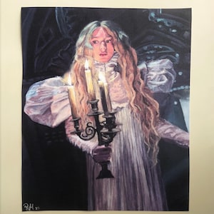 Puede incluir: Impresión de una persona con un vestido blanco sosteniendo un candelabro con velas encendidas. La persona tiene el pelo largo y rubio ondulado sobre un fondo oscuro. La obra está firmada en la esquina inferior izquierda.