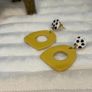 Mosterdgele oorbellen van polymeerklei met Dalmatische print | Herfstoorbellen | Geometrische hangoorbellen | Gedurfde statement-sieraden