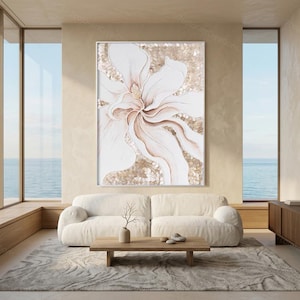 Op de afbeelding: Een groot rechthoekig wandkunstwerk met een gestructureerd, abstract bloemendesign in tinten wit, crème en metallic goud. De centrale bloem heeft vloeiende, gelaagde bloemblaadjes met een verhoogd, sculpturaal effect op een glinsterende achtergrond.