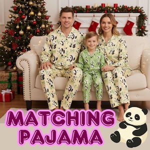 Puede incluir: Una familia de tres personas con pijamas a juego con tem&aacute;tica de panda. Los pijamas son de color amarillo claro y verde con dise&ntilde;os de panda en blanco y negro. El texto "MATCHING PAJAMA" se muestra en rosa.