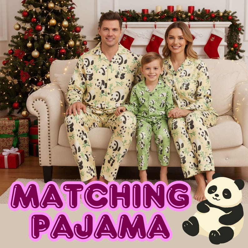 Puede incluir: Una familia de tres personas con pijamas a juego con tem&aacute;tica de panda. Los pijamas son de color amarillo claro y verde con dise&ntilde;os de panda en blanco y negro. El texto "MATCHING PAJAMA" se muestra en rosa.