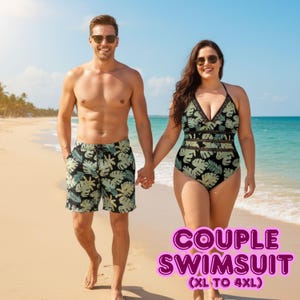Puede incluir: Una pareja caminando en una playa, usando trajes de baño a juego. El hombre lleva un pantalón corto de baño negro con un estampado de hojas verdes. La mujer lleva un traje de baño de una pieza negro con un diseño de hojas similar. El texto "COUPLE SWIMSUIT (XL TO 4XL)" es visible.