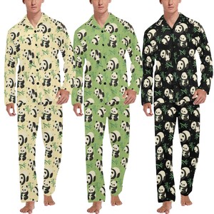 Puede incluir: Tres conjuntos de pijama con estampado de panda. Cada conjunto incluye una camisa de manga larga con botones y un pantal&oacute;n a juego. Los colores son amarillo claro, verde y negro. El dise&ntilde;o presenta un patr&oacute;n repetido de pandas y bamb&uacute;.