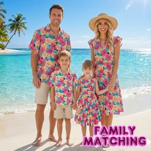 Peut inclure: Une famille de quatre personnes porte des tenues assorties à imprimé floral sur une plage. Les tenues comprennent une chemise à manches courtes et un short pour l'homme et le garçon, et une robe et un chapeau pour la femme. La fille porte une robe assortie. Le texte "FAMILY MATCHING".