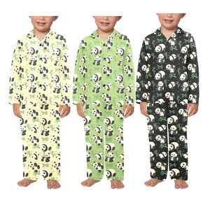 Puede incluir: Tres conjuntos de pijamas infantiles en amarillo p&aacute;lido, verde claro y negro. Cada conjunto presenta un patr&oacute;n repetido de pandas y tallos de bamb&uacute;. Los pijamas tienen mangas largas y pantalones.