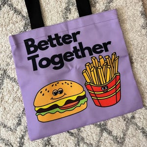 Better Together キャンバス トートバッグ (2 サイズ) – お子様でも持ちやすい完璧なサイズです。