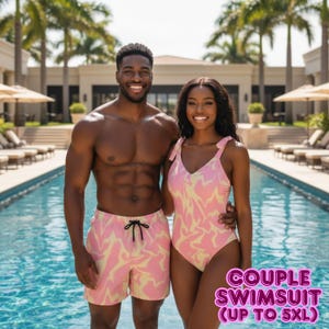 Puede incluir: Una pareja posa junto a una piscina, ambos con trajes de baño a juego con un estampado de remolinos rosas y amarillos. La mujer lleva un bañador de una pieza con tirantes anudados, y el hombre lleva un pantalón corto de baño. El texto en la imagen dice "COUPLE SWIMSUIT (UP TO 5XL)".