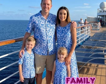 Set di abiti coordinati per la famiglia con motivo ibisco blu: abiti per mamma e figlia, camicia per papà, camicia unisex per bambini, abiti estivi con fiori tropicali per le vacanze