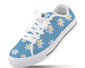 Sky Blue Daisy Low Top Women&#39;s Canvas Shoes