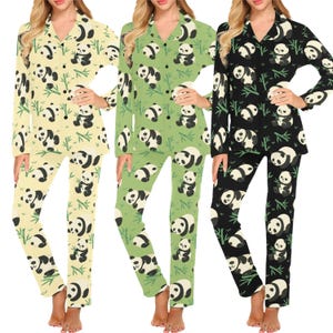 Puede incluir: Tres conjuntos de pijamas con tem&aacute;tica de panda. Los pijamas presentan una parte superior con botones y pantalones. Un conjunto es de color amarillo claro, otro verde y el tercero negro. Cada conjunto tiene un patr&oacute;n repetido de pandas y bamb&uacute;.