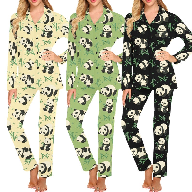 Puede incluir: Tres conjuntos de pijamas con tem&aacute;tica de panda. Los pijamas presentan una parte superior con botones y pantalones. Un conjunto es de color amarillo claro, otro verde y el tercero negro. Cada conjunto tiene un patr&oacute;n repetido de pandas y bamb&uacute;.