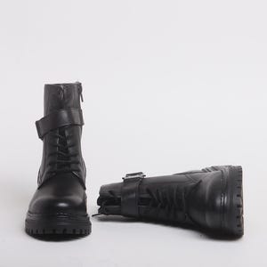 Men’s Black Combat Boots – Military-Inspired Leather Lace-Up Ankle Boots with Buckle Strap and Rugged Sole for Streetwear & Biker Style